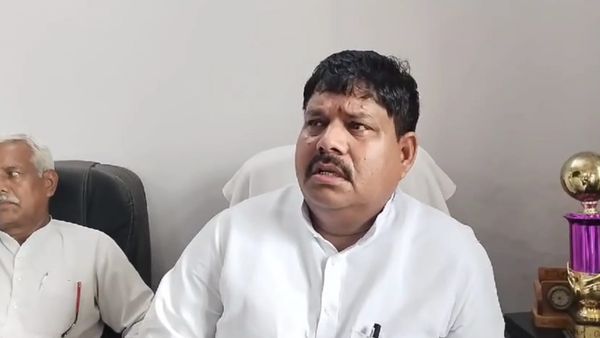 Haryana Election: टिकट कटने के बाद खरक स्थित आवास पहुंचेे बिशंभर सिंह वाल्मीकि, कार्यकर्ताओं के बीच हुए भावुक