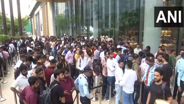 iPhone 16 खरीदने के लिए मुंबई के BKC के बाहर सैकड़ों लोगों की उमड़ी भीड़, 21 घंटे से लाइन में खड़े हैं लोग