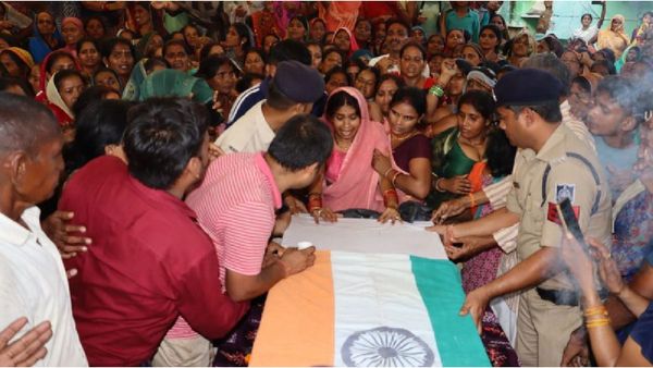 MP News: मिर्च की लड़ाई में CAF जवान की हत्या, मैहर में रूपेश पटेल के परिजनों ने शव लेने से किया इनकार