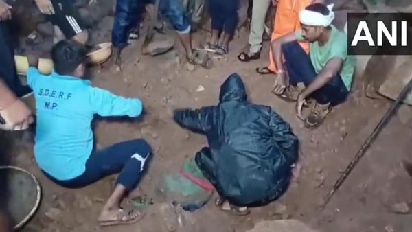 MP News: दतिया में बारिश से घर की दीवार गिरने से बड़ा हादसा, परिवार के 7 लोगों की मौत, 2 घायल