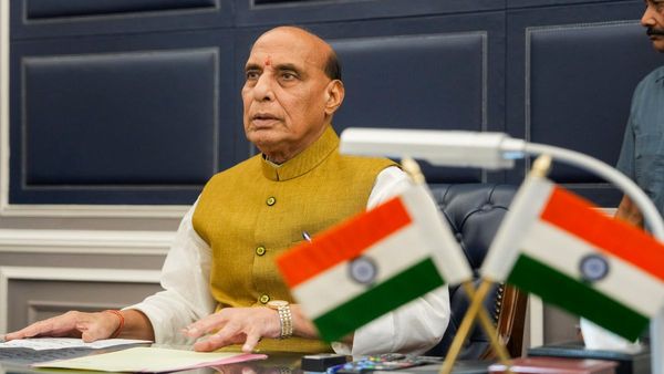 सेना की बढ़ेगी ताकत, रक्षा मंत्रालय ने दी 1.45 लाख करोड़ रुपए के 10 प्रस्तावों को मंजूरी