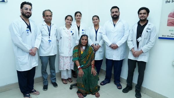 Dehradun news:यहां डॉक्टर्स की टीम ने 55 वर्षीय महिला के गले से निकाला एक किलो का ट्यूमर,जानिए कैसे बचाई जान