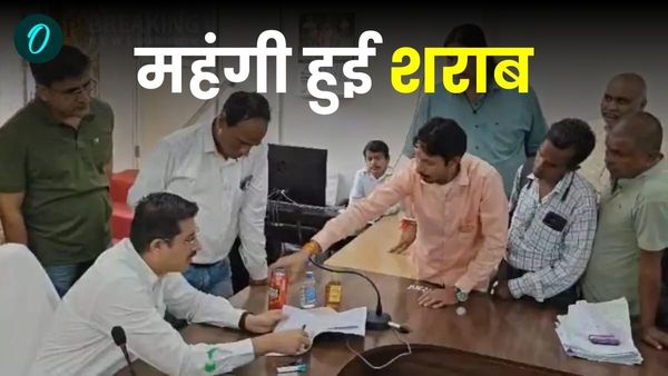 Dewas News: कलेक्टर की टेबल पर रख दी शराब की बोतलें, शिवसेना नेताओं की शिकायत से हर कोई हैरान