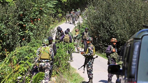 जम्मू कश्मीर के पुंछ में जारी एनकाउंटर, जवानों ने तीन आतंकियों को घेरा