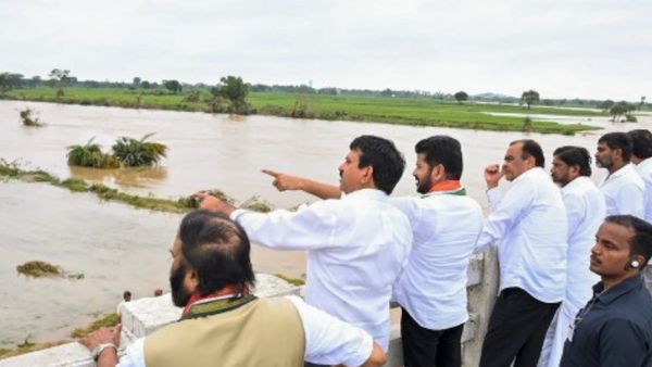 Video: खम्मम में आई बाढ़, देवदूत बना ड्राइवर, पानी में डूबे ब्रिज पर JCB चलाकर बचाई 9 लोगों की जान