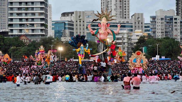 देश भर में धूमधाम से हुई गणपति बप्‍पा की विदाई, आमची मुंबई में उमड़ी लाखों की भीड़, देखें Videos