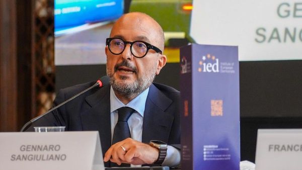 इटली में संस्कृति मंत्री ने ही चलाया अधिकारी से चक्कर, देना पड़ा इस्तीफा