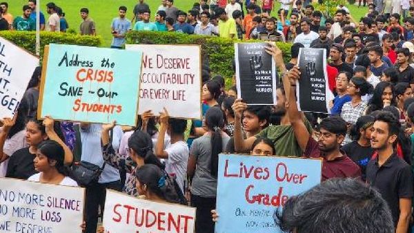 IIT गुवाहाटी में छात्र की मौत के बाद विरोध प्रदर्शन, अकादमिक डीन ने दिया इस्तीफा