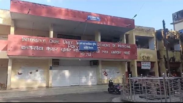 ट्रांसफार्मर में विस्फोट से दो दर्जन घरों में दौड़ा करंट, तीन लोग बुरी तरह झुलसे! लोग बोले- भयावह था मंजर