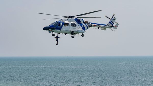 Indian Coast Guard Helicopter Missing: गुजरात के पास इंडियन कोस्ट गार्ड का हेलीकॉप्टर क्रैश, चालक दल लापता