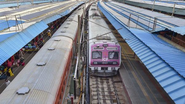 यूपी में ट्रेन पलटाने की साजिश, बलिया में ट्रैक पर रखे पत्थर, ड्राइवर की सूझबूझ से टला हादसा