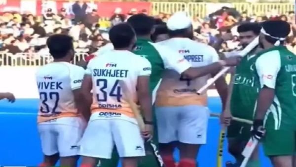 हॉकी मैच में भारत-पाकिस्तान के खिलाड़ियों के बीच मैदान पर भिड़ंत, एक को लगी गंभीर चोट