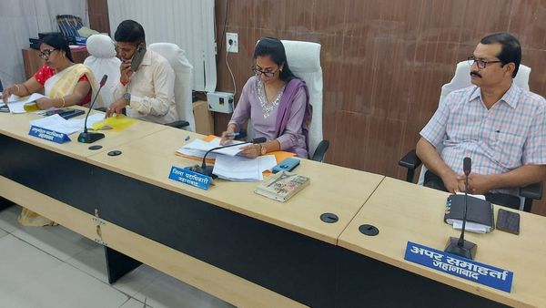 Jehanabad News: DM ने की मासिक बैठक, पाई अनियमितता, ‘कंट्रोल एक्ट 2016’ के तहत् कार्रवाई का निर्देश