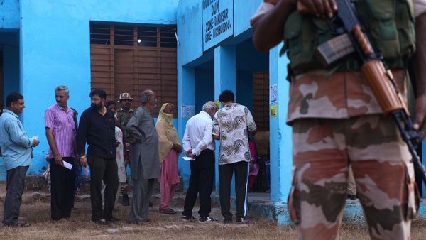 जम्मू कश्मीर के मतदाताओं में जबरदस्त उत्साह, भारी मतदान की उम्मीद