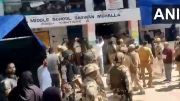 Kishtwar Chunav 2024: किश्‍तवाड़ में वोटर कार्ड को लेकर बवाल, वोटिंग अटकी! DM ने संभाला मोर्चा