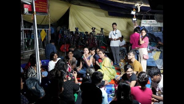 कोलकाता के डॉक्टरों की हड़ताल जारी, सुरक्षा उपायों पर आगे बातचीत की मांग