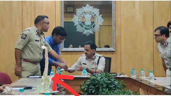 कोलकाता में जूनियर डॉक्टरों का विरोध प्रदर्शन, पुलिस को रीढ़ की हड्डी मजबूत करने का ऐसे किया आग्रह