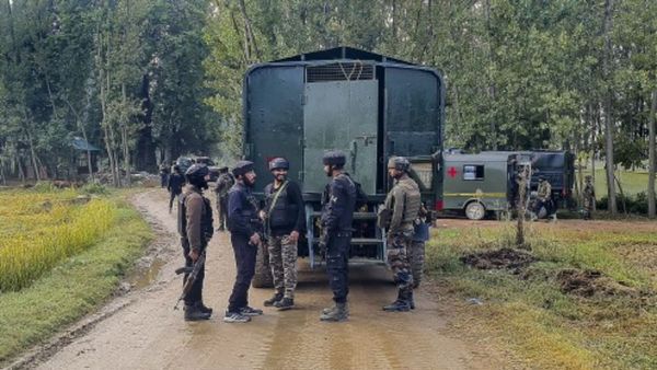 जम्मू-कश्मीर के कुलगाम में आतंकवाद विरोधी ऑपरेशन में दो आतंकियों को किया ढेर, गोलाबारी में 4 जवान हुए घायल