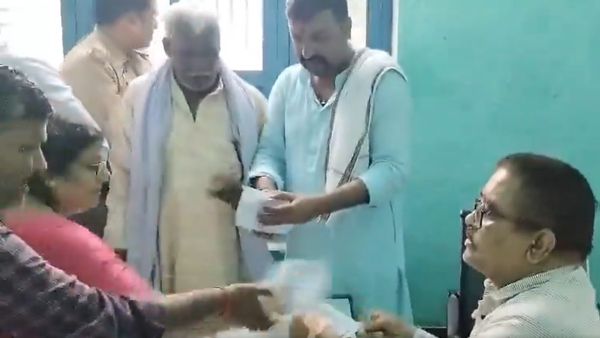 Lakhimpur: दूसरे पक्ष के उम्मीदवार का पर्चा छीनकर ले गई BJP विधायक, वायरल हुआ वीडियो