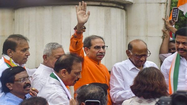 शिवाजी की मूर्ति ढहने पर मचा हंगामा, क्‍या महाराष्ट्र को बांग्लादेश बनाने की विरोधियों ने रची रणनीति?