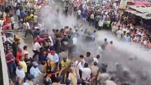 Mandi Masjid Protest: शिमला के बाद मंडी में अवैध मस्जिद निर्माण पर बवाल, पुलिस ने किया वाटर कैनन का इस्तेमाल