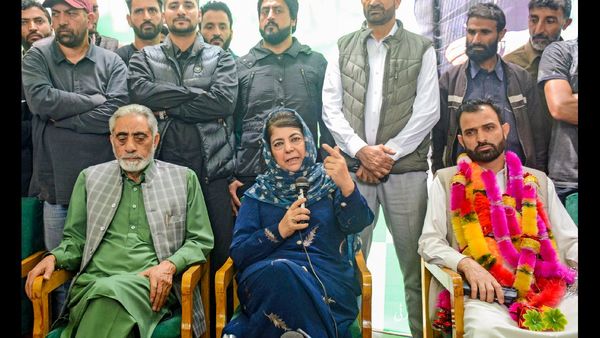 J&K Polls: 'तब नाई भी कांग्रेस कार्यकर्ताओं को...': नेशनल कांफ्रेंस से गठबंधन पर महबूबा मुफ्ती का निशाना