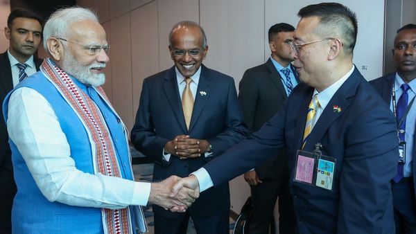 PM Modi in Singapore: सिंगापुर पहुंचे भारतीय प्रधानमंत्री नरेन्द्र मोदी, स्ट्रैटजिक पार्टनरशिप होगी बात