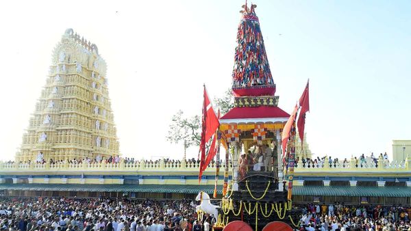 मैसूर में चामुंडी पहाड़ियों पर धूम्रपान, शराब-गुटखा बैन, सीएम सिद्धारमैया ने बताया क्या है प्लान?