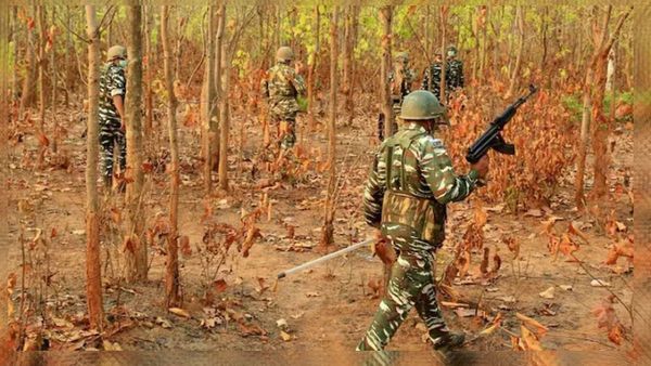 CG: दंतेवाड़ा-बीजापुर सीमा पर भीषण नक्सल मुठभेड़, सुरक्षाबलों ने 9 नक्सलियों को मार गिराया, सर्च अभियान जारी