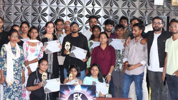 GorakhpurNews: 'एक शख्स पोएट्री हाउस ने' प्रतिभाओं को दिया मंच, खिले युवाओं के चेहरे