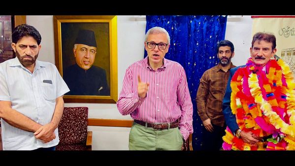 उमर अब्दुल्ला गंदेरबल से नामांकन कर राजनीतिक मोर्चे पर लौटे