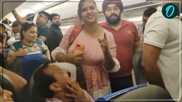 'मरने से बच गए...', दिल्ली से वाराणसी आ रही Flight में काम नहीं कर रहा था AC, यात्रियों ने वायरल किया Video
