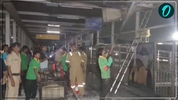 UP News: प्रयागराज जंक्शन पर फुट ओवर ब्रिज में लगी आग, मची अफरा-तफरी, चीखते-चिल्लाते भागे यात्री