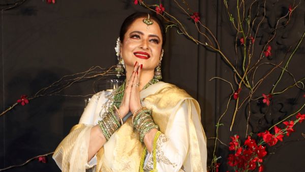 IIFA 2024: 80 के दशक की हसीना रेखा ने स्टेज पर चलाया जादू, वीडियो देख दिल हार बैठे फैंस