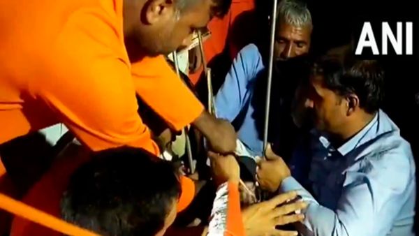 18 घंटे की मशक्कत के बाद 20 फीट बोरवेल से बाहर निकाली गई बच्ची