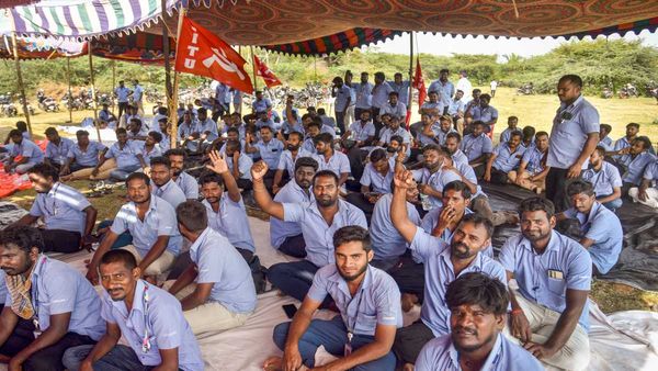 चेन्नई में सैमसंग कर्मचारियों की हड़ताल, कंपनी ने दी चेतावनी, कहा-काम नहीं तो वेतन नहीं