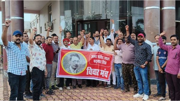 Satna News: तिरंगे के सम्मान में शहीद हुए थे पद्मधर सिंह, प्रतिमा और नामकरण पर क्यों होने लगी चर्चा?