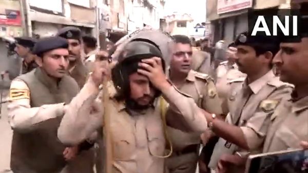Shimla Masjid controversy: प्रदर्शनकारियों और पुलिस के बीच हुई झड़प, एक पुलिसकर्मी घायल, लाठीचार्ज