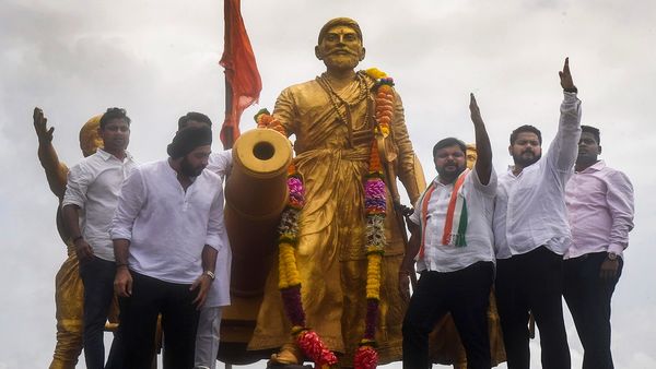 शिवाजी की मूर्ति टूटने के विरोध में आज सड़क पर उतरेगा MVA , देवेंद्र फडणवीस ने गिनाई नेहरू-इंदिरा की गलती