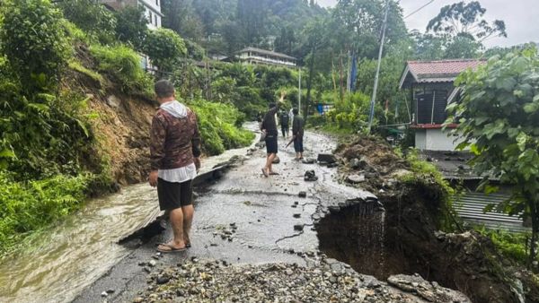 Sikkim Red Alert: सिक्किम में भारी बारिश से कई जगह भूस्खलन, पुल क्षतिग्रस्त, यात्रा बाधित