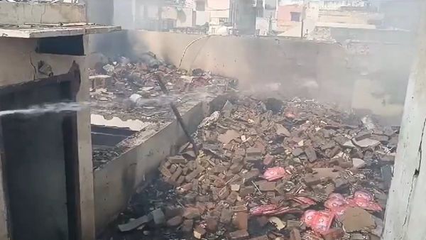 Sonipat Explosion: घर में धड़ल्ले से चल रही अवैध पटाखा फैक्ट्री में धमाका, 3 लोग जले जिंदा, 7 घायल