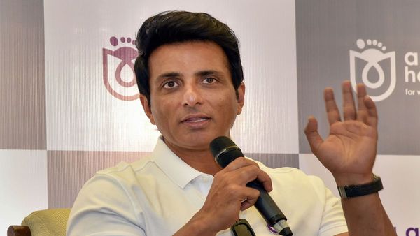 साउथ सुपरस्टार्स को पछाड़ सोनू सूद का बड़ा दान, बाढ़ प्रभावित आंध्रा-तेलंगाना को 5 करोड़ की मदद