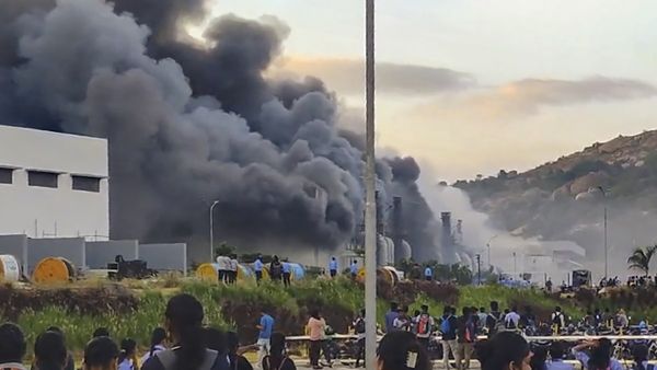 TATA इलेक्ट्रॉनिक्स प्लांट में लगी भीषण आग, आसमान में दिए काले धुएं के गुब्बार, भारी नुकसान की आशंका