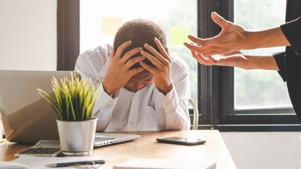 बिना नौकरी छोड़े कैसे हैंडल करें ऑफिस का काम, टॉक्सिक बॉस से ऐसे मिलेगा छुटकारा