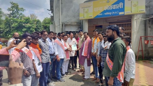 आदिवासी महिला से दुष्कर्म के आरोपी की गिरफ्तारी की मांग, बजरंग दल और विश्व हिंदू परिषद ने सौंपा ज्ञापन