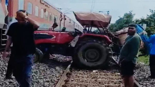 MP News: नर्मदापुरम में ट्रैक्टर रेलवे ट्रैक पर फंसा, दो ट्रेनें रोकी गईं, एक बड़ा हादसा टला