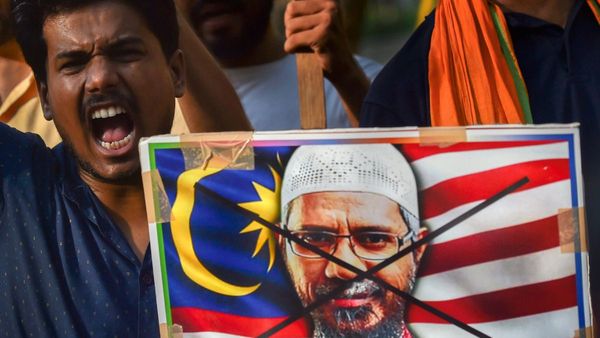 भारत का भगोड़ा इस्लामिक उपदेशक जाकिर नाइक पहुंचा पाकिस्तान, शहबाज सरकार ने भेजा था न्योता, जानिए मकसद