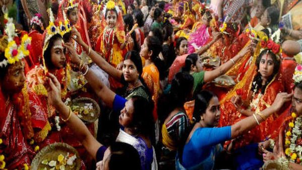 Kanya Pujan Muhurat: आज है कन्या-पूजन, जानिए क्या है मुहूर्त और कथा 