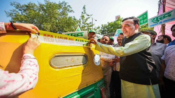 दिल्ली सरकार ने 'रेड लाइट ऑन, गाड़ी ऑफ' अभियान के तहत स्टिकर कैंपेन की शुरुआत की
