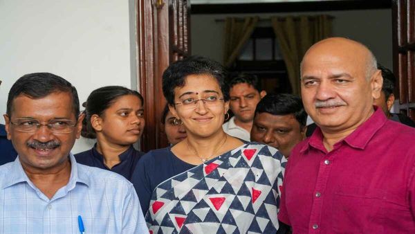 महात्मा गांधी को आप नेताओं ने अर्पित की श्रद्धांजलि